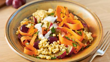 Fruchtiger Hirsesalat mit Honig-Ziegenkäse-Dressing