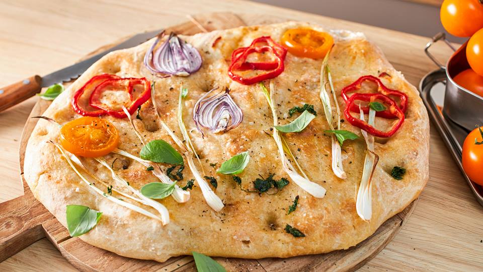 Blumen-Focaccia mit Gemüse und Kräutern