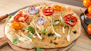 Blumen-Focaccia mit Gemüse und Kräutern