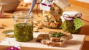 Feines Feldsalat-Pesto mit gerösteten Mandeln und Rosinen