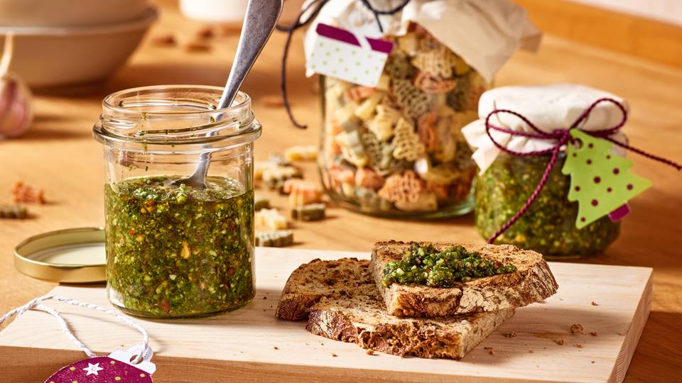 Feines Feldsalat-Pesto mit gerösteten Mandeln und Rosinen