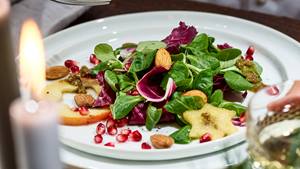 Wintersalat mit karamellisierten Apfelsternen und gerösteten Mandeln