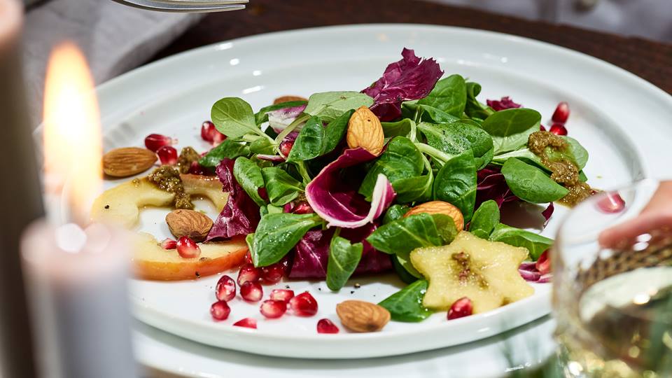 Wintersalat mit karamellisierten Apfelsternen und gerösteten Mandeln