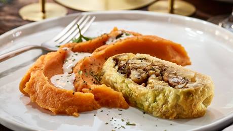 Süßkartoffel-Sellerie-Püree mit Schneetupfen