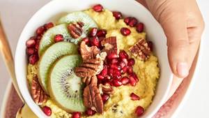 Goldene Quinoa-Frühstücks-Bowl