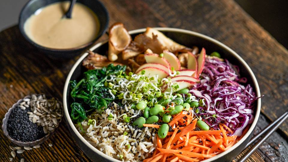 Bowl mit Miso-Erdnuss-Dressing