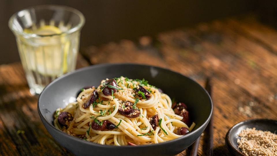 Spaghetti mit Miso und Oliven