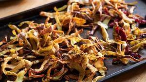 Feurige Gemüseschalen-Chips