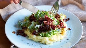 Kartoffelstampf mit Salat und Chutney