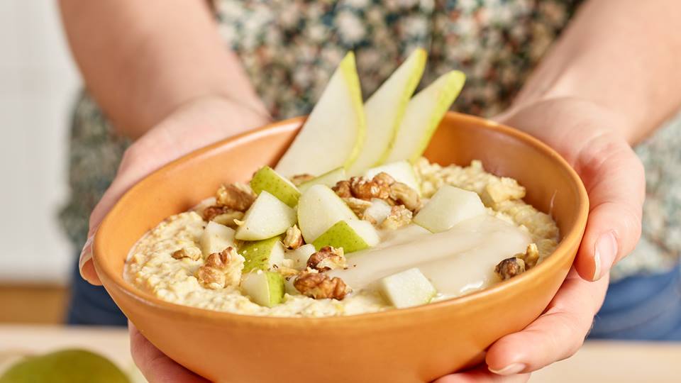 Marzipan-Porridge mit Birne und gerösteten Walnüssen