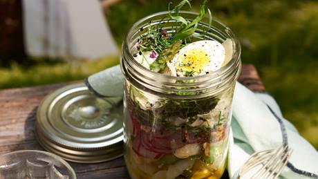 Knackiger Spargelsalat mit Ei