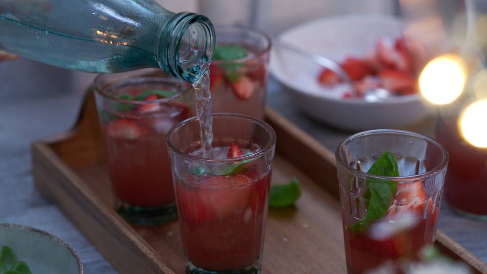 Alnatura Rezept: Erdbeer-Rhabarber-Drink