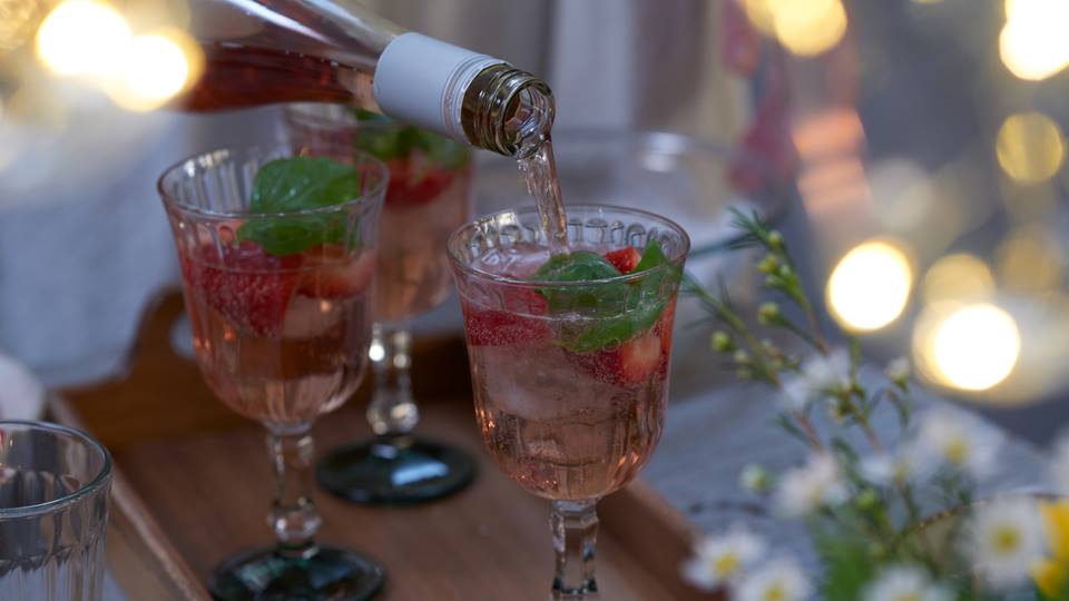 Rosé Secco mit Erdbeeren und Basilikum