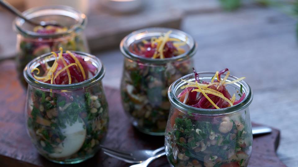 Petersiliensalat mit karamellisierter Zwiebel und Gersten-Kichererbsen-Mischung