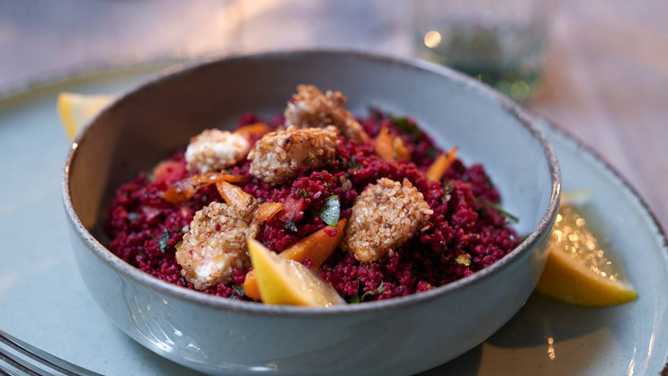 Pinker Couscoussalat mit Gewürzkarotten und knusprigen Feta-Sesam-Würfeln