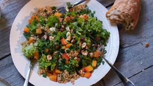 Sommerlicher Blattsalat mit Aprikosen und Quinoa