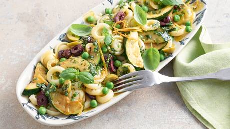 Sommersalat mit Pasta, Erbsen und Oliven