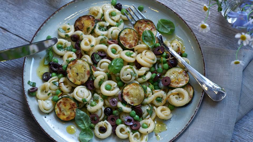 Sommersalat mit Pasta, Erbsen und Oliven