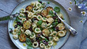 Sommersalat mit Pasta, Erbsen und Oliven