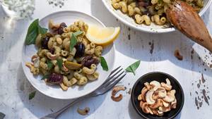 Nudelsalat mit Oliven und Cashews