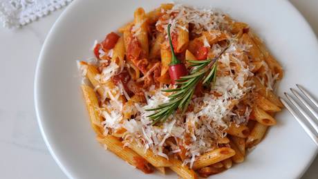 Penne mit Tomatensauce und Speck