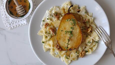 Farfalle mit Gorgonzola, Birnen, Walnüssen und Thymian