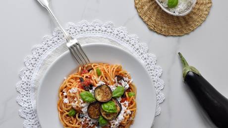 Spaghettoni mit Tomatensauce und Auberginen