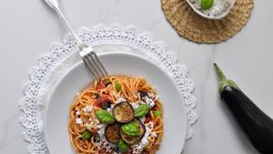 Spaghettoni mit Tomatensauce und Auberginen