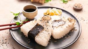 Onigiri mit Thunfisch-Wasabi-Füllung