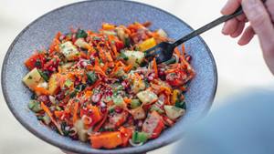 Mango-Papaya-Salat mit Erdnuss-Limetten-Dressing