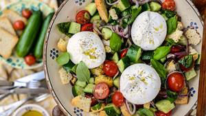 Brotsalat mit Burrata