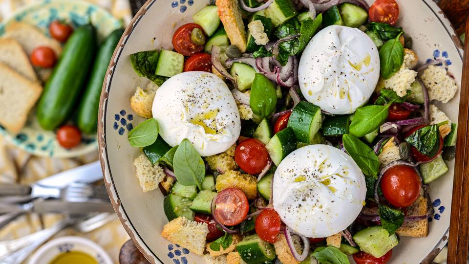 Brotsalat mit Burrata