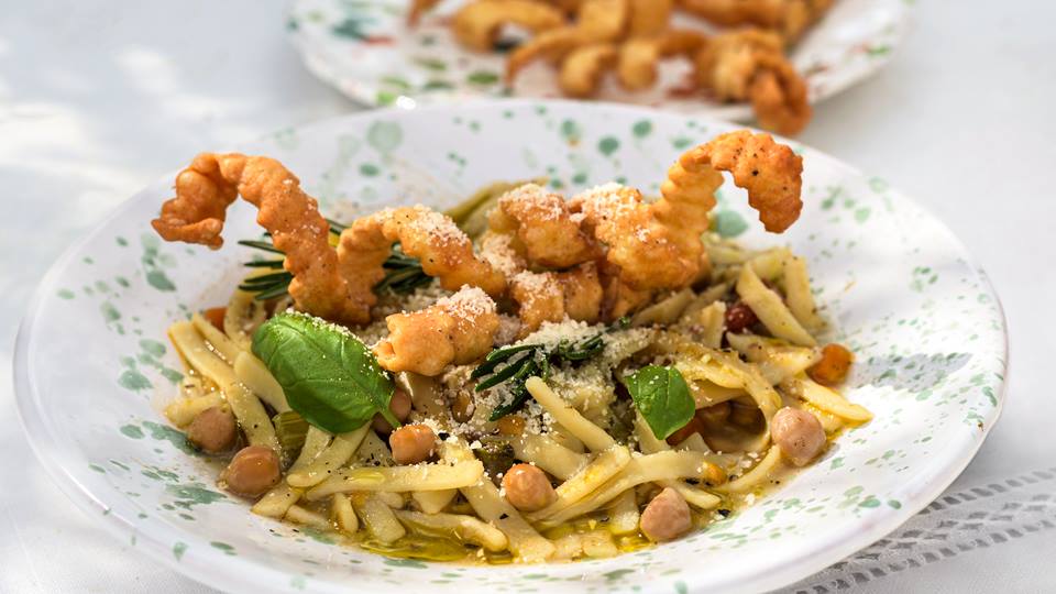 Fettucine mit frittierter Pasta und Kichererbsensauce