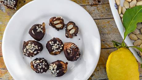 Schokolierte Feigen gefüllt mit Mandeln