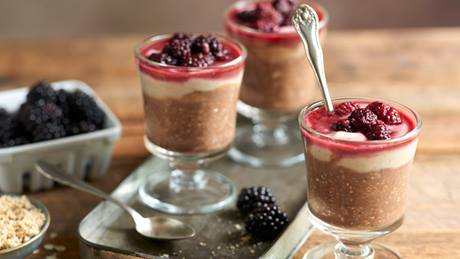 Overnight Oats mit Kakao und Brombeeren