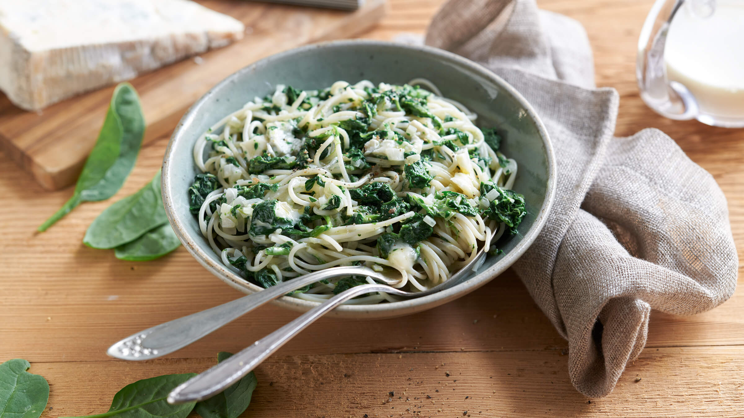 Pasta mit Spinat-Gorgonzola-Sauce Rezept selbst machen | Alnatura