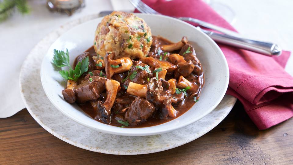 Wildgulasch mit Brezelknödeln