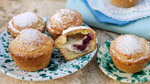 Mürbeteigküchlein mit Vanillecreme und Kirschen