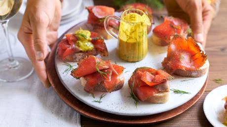 Graved Lachs mit Honig-Senf-Sauce