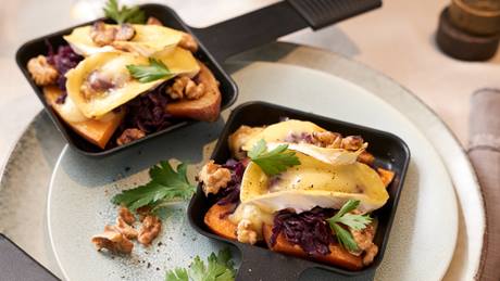 Süßkartoffel-Rotkohl-Raclettepfännchen mit Camembert