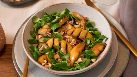 Gegrillte Kaki auf Feldsalat