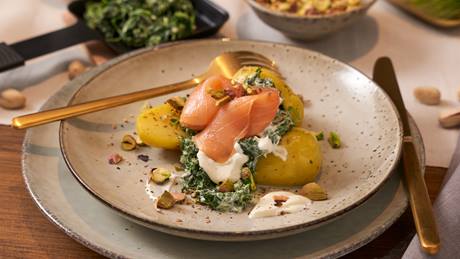 Raclette-Pfännchen Spinat mit Lachs und Pistazien