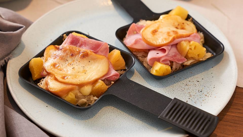 Raclette-Pfännchen mit Ananas und Sauerkraut