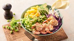Buddha Bowl mit Reis und Garnelen