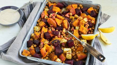 Ofengemüse mit Kichererbsen und Tahinsauce