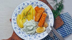 Fischstäbchen mit Gurkensalat und Salzkartoffeln