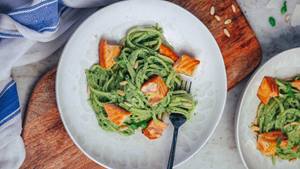 Nudeln mit Lachs und selbstgemachtem Pesto