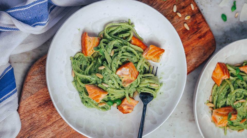 Nudeln mit Lachs und selbstgemachtem Pesto