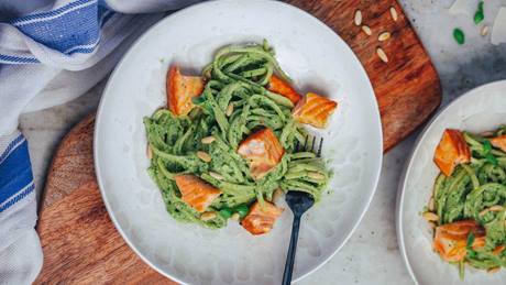 Nudeln mit Lachs und selbstgemachtem Pesto