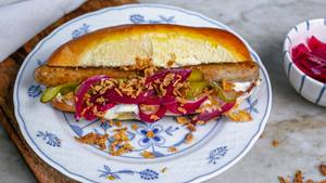 Hotdogs mit gepickelten Zwiebeln